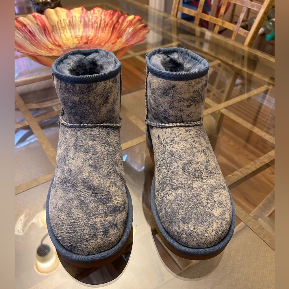 Ugg Australia Limited Edition Powder Blue Suede W/Swa… Gem